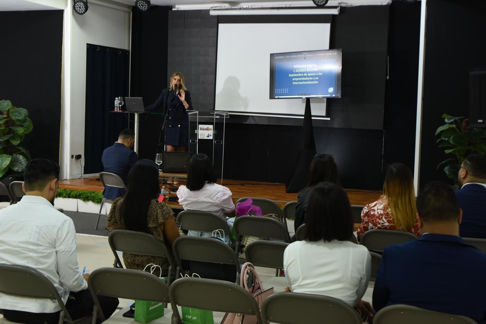 Pamela Hernández dando una clase presencial